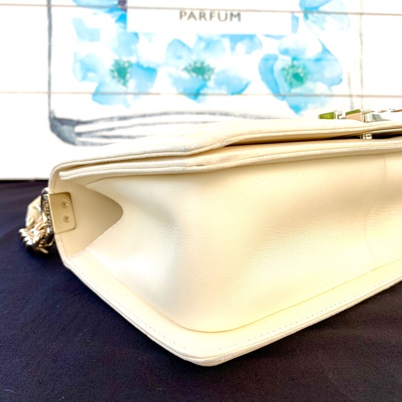 CHANEL Medium Boy Bag - Picture 6 of 11